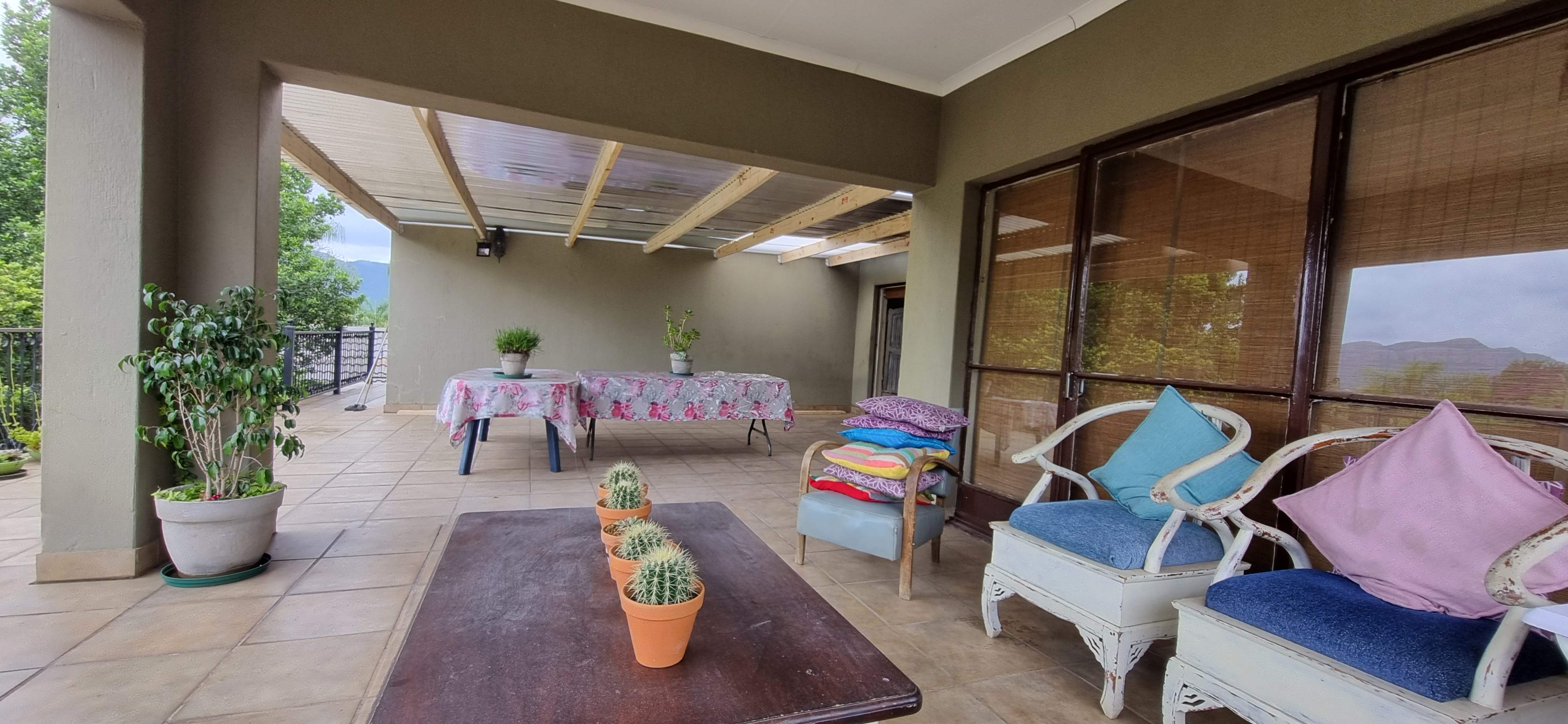 Gesellige veranda met berguitsigte